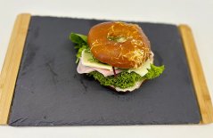 Bagel se šunkou a sýrem