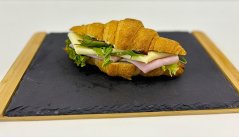 Croissant se šunkou a sýrem