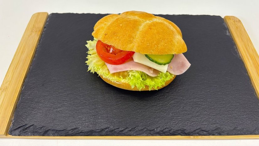 Obložená houska se šunkou a sýrem