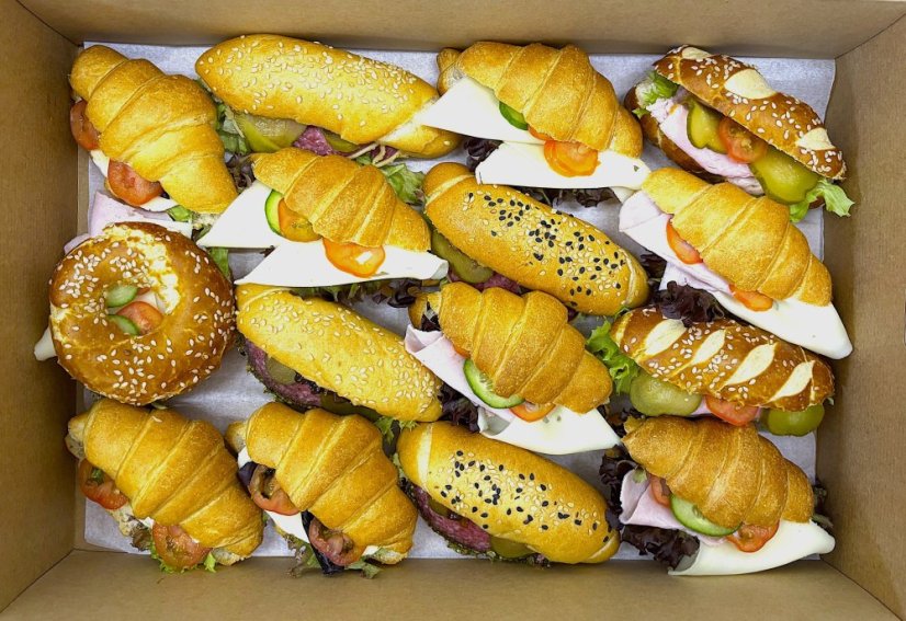 15x Minicroissanty - Vyber si svůj Brunch: 5x Croissant s uzeným lososem, 5x Croissant s kuřecím masem, 5x Croissant se Speciálem s parmezánovým okrajem